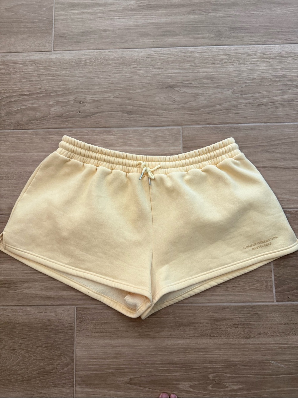 COMFRT Pastel Shorts in Yellow, size XXL